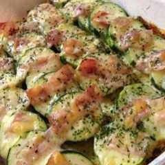 รูปของ 簡単。ズッキーニとベーコンのチーズ焼き。