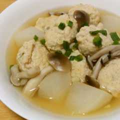 รูปของ ダシまで飲める！鶏団子と大根のあっさり煮