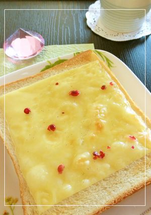 ピンクペッパー　on　甘いチーズトースト-レシピのメイン写真