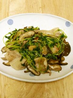 豆苗と豚バラと椎茸のにんにく醤油麹炒め☆-レシピのメイン写真