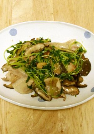 豆苗と豚バラと椎茸のにんにく醤油麹炒め☆-レシピのメイン写真
