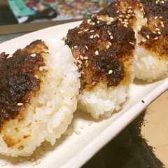 รูปของ 簡単おつまみご飯＊味噌バター焼きおにぎり