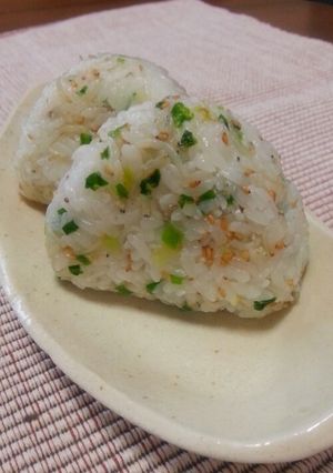 ごま油で炒めたしらすとネギのおにぎり☆-レシピのメイン写真