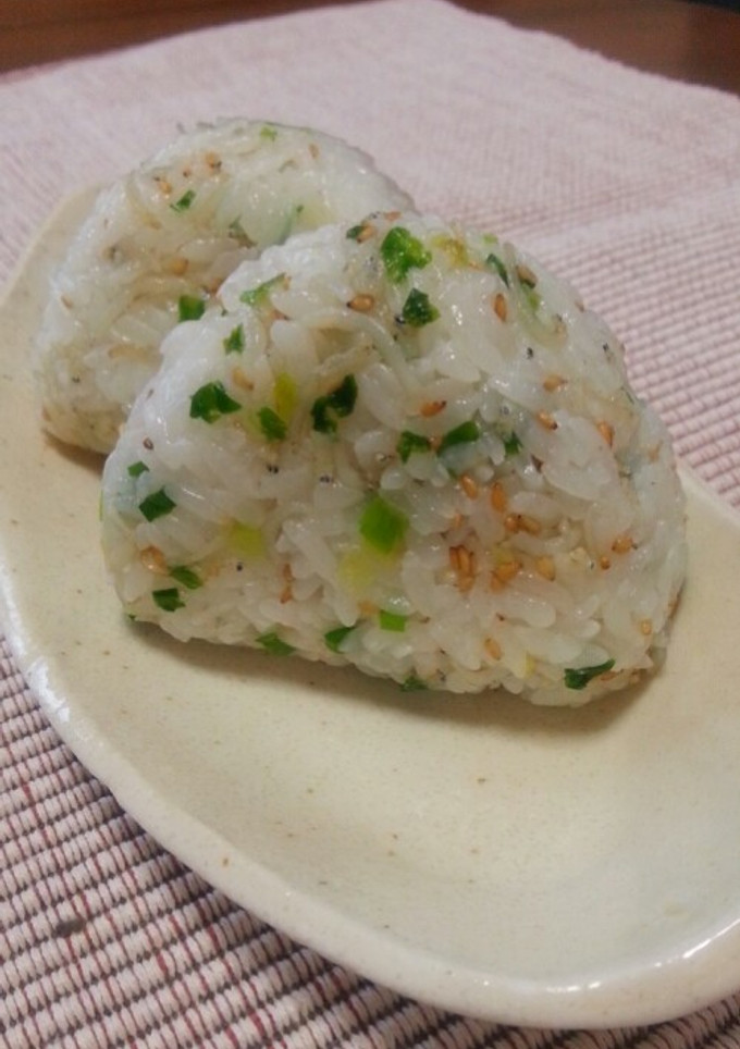 ごま油で炒めたしらすとネギのおにぎり☆-レシピのメイン写真