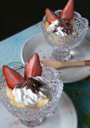 スポンジ切れ端消費☆いちごチョコパフェ-レシピのメイン写真