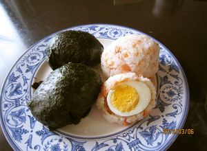 焼きサケごはんとゆで卵の爆弾おにぎり-レシピのメイン写真