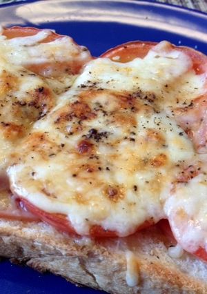 ハムトマチーズで簡単ランチ♪-レシピのメイン写真