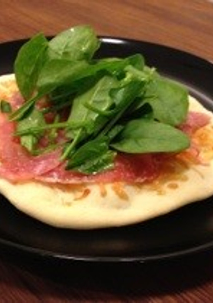 生ハムとほうれん草のピザ-レシピのメイン写真