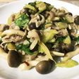【豚バラ】セロリと豚肉とキノコの炒め物