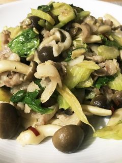 【豚バラ】セロリと豚肉とキノコの炒め物-レシピのメイン写真