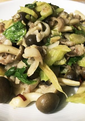 【豚バラ】セロリと豚肉とキノコの炒め物-レシピのメイン写真