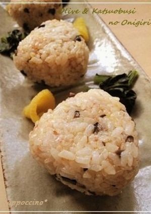 オリーブとかつおぶしのおにぎり。-レシピのメイン写真