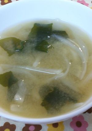 新玉ねぎとだいこんとわかめの味噌汁-レシピのメイン写真
