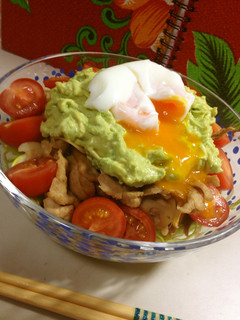 野菜たっぷり♪アボカドと豚肉のカフェ丼-レシピのメイン写真