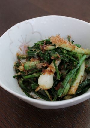 酢が決め手!野蒜(のびる)の醤油麹炒め-レシピのメイン写真