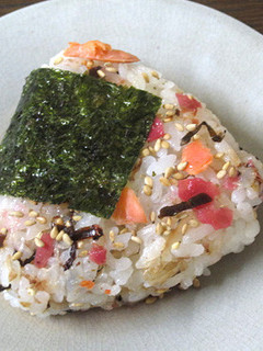 梅・ごま・鮭・こんぶのおにぎり-レシピのメイン写真