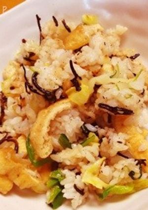 油揚げとキャベツのチャーハン-レシピのメイン写真