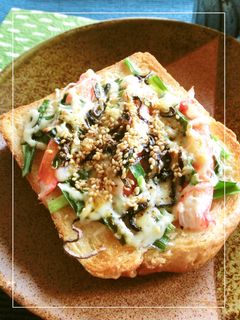 ニラ・かにかま・塩昆布の胡麻風味トースト-レシピのメイン写真