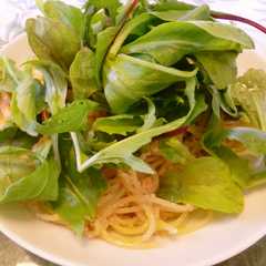 รูปของ ベビーリーフと！明太子パスタ