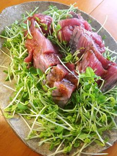 豆苗とかつおの刺身 生姜醤油がけ-レシピのメイン写真