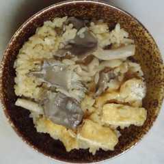 รูปของ ヒラタケと油揚げで作るヒラタケご飯：美味
