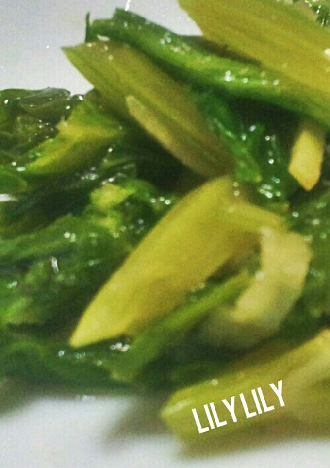 セロリの葉っぱタイ風炒め-レシピのメイン写真