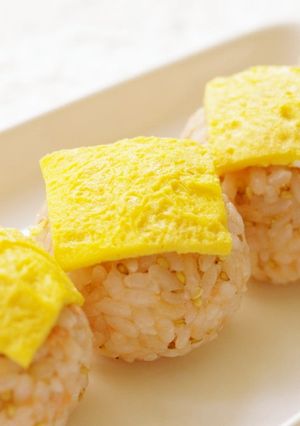 お花見に！簡単☆鮭とごまの手毬むすび-レシピのメイン写真