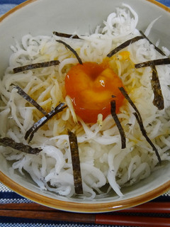 ひと手間かけて 漬け黄身のせ白魚どんぶり-レシピのメイン写真