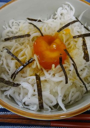 ひと手間かけて　漬け黄身のせ白魚どんぶり-レシピのメイン写真