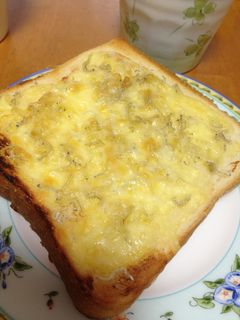 朝食に♪簡単チーズとじゃこのトースト-レシピのメイン写真