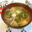 彩り綺麗✿水菜と豆腐とカニカマの味噌汁