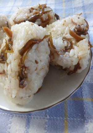いかなごの釘煮と白ごまのおにぎり-レシピのメイン写真