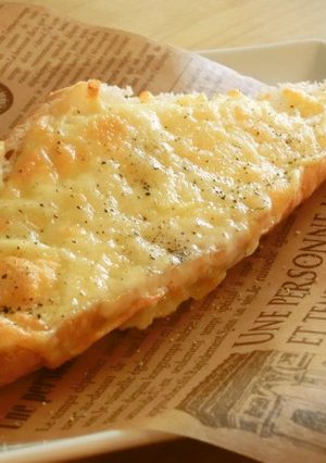 *こんがり♡チーズと黒胡椒のトースト*-レシピのメイン写真