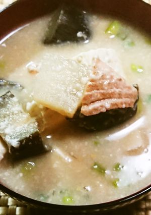 鮭の切り身を入れて、美味しい粕汁-レシピのメイン写真
