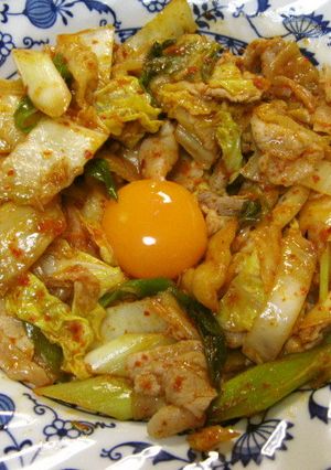 豚キムチ★卵黄のせ-レシピのメイン写真