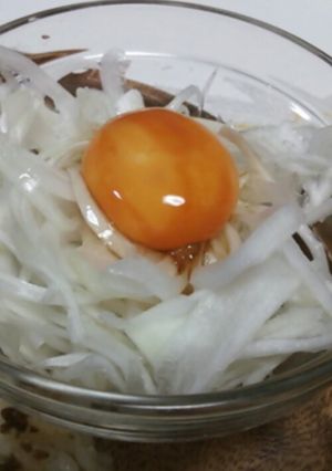 新玉ねぎと漬け卵黄のサラダ-レシピのメイン写真