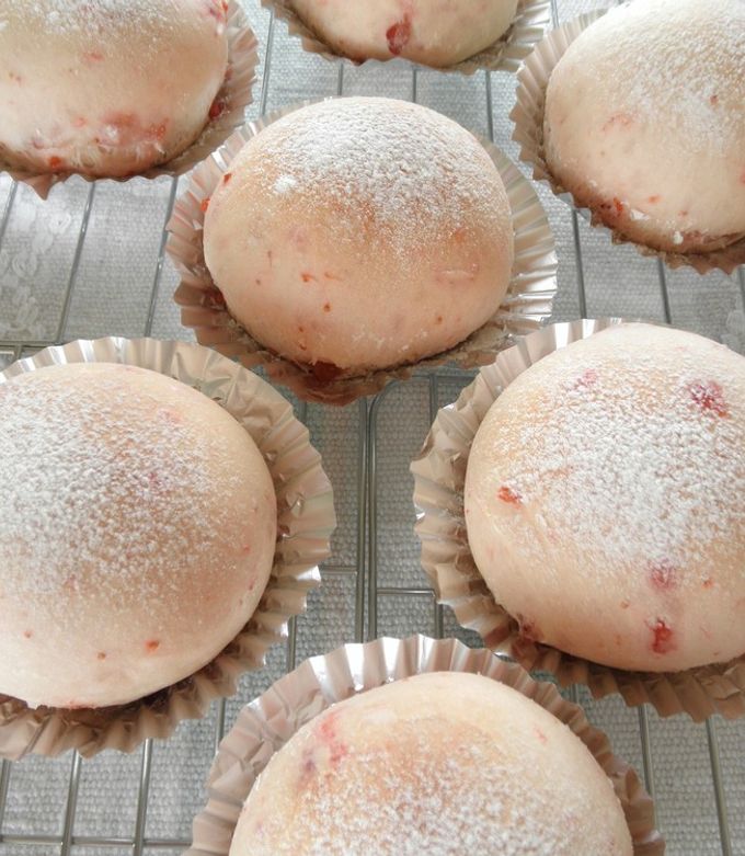 春色ピンク♡ドライいちご入りパン by pitachan1 【クックパッド