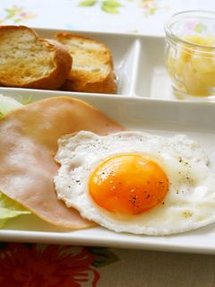 朝食に☆ハムエッグ-レシピのメイン写真