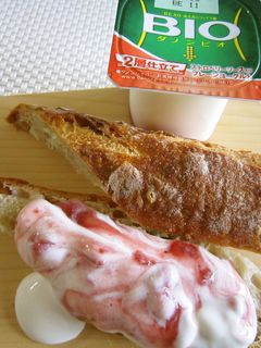 ダノンビオヨーグルトをバゲットにのせて-レシピのメイン写真