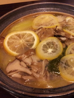 ☆夏でもいける☆牡蠣と鶏肉のレモン鍋-レシピのメイン写真