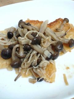 焼きお揚げ バター醤油キノコ乗せ-レシピのメイン写真