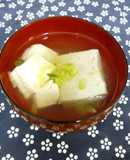 あじのすりみとお豆腐の吸い物