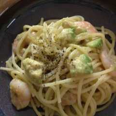 รูปของ 海老とアボカドのパスタ
