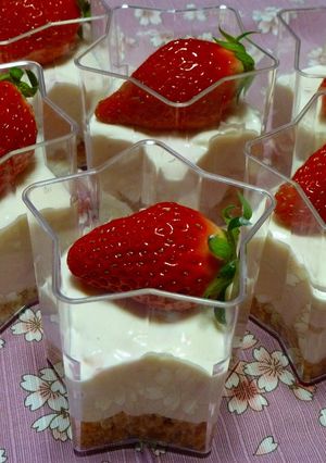 ダノンビオ苺ソースのレアチーズカップ-レシピのメイン写真