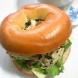 チキンとしめじのバジル風味サンド 342kcal/1個