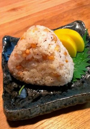 胡椒がピリリッ!大人なタヌキむすび-レシピのメイン写真