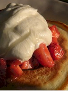 週末のお楽しみ♪いちごのホットケーキ-レシピのメイン写真