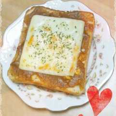 รูปของ カレーの残りでカレーチーズトースト