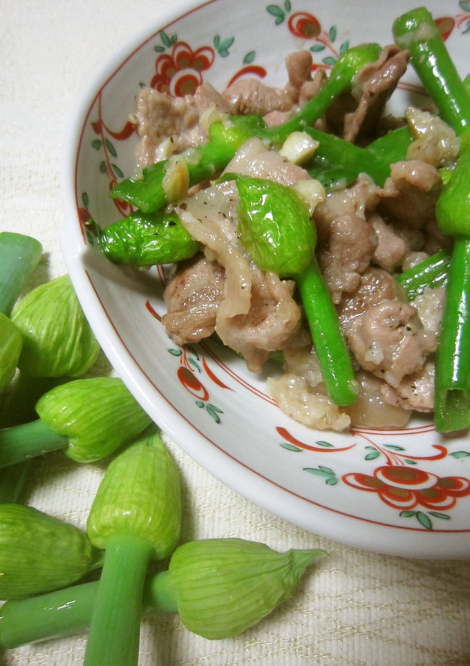 旬は短い！ネギ坊主と豚肉の塩麹炒め-レシピのメイン写真