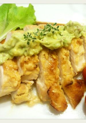 塩麹ヨーグルトの鶏胸肉♪アボカドソースと-レシピのメイン写真